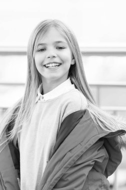 Çocuk zevk bulanık çevre üzerindeki sonbahar günü