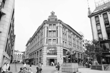 Oslo, Norveç - 02 Şubat 2010: Christian Krohg heykeli, Karl Johans kapısı. Alışveriş merkezindeki yaya caddesi üzerinde bina. Hedef alışveriş. Turizm Merkezi. Tatil ve seyahat