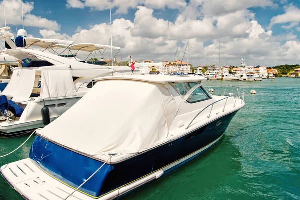 Bulutlu gökyüzü ile koyda yatlar