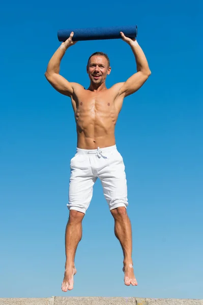 Czuję, jak I potrzeba równowagi. Człowiek sportu i zdrowia. Muskularny mężczyzna cieszą się dobrym zdrowiem. Rozwija siłę mięśni i energii. Sukces w sporcie. Sukces to ciężka praca — Zdjęcie stockowe