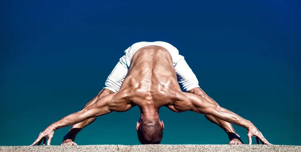 El yoga es el mejor entrenamiento holístico. Salud mental y física. Hombre musculoso en posición de yoga. Instructor de yoga con cuerpo muscular hacer deporte. Deporte y salud. El éxito depende del esfuerzo — Foto de Stock