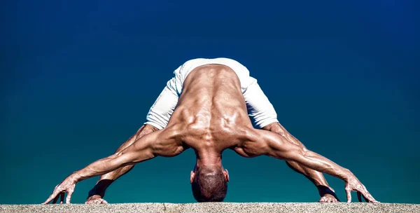 Yoga est la meilleure séance d'entraînement holistique. Santé mentale et physique. Homme musclé en position de yoga. Professeur de yoga avec le corps musculaire faire du sport. Sport et soins de santé. Le succès dépend de l'effort — Photo