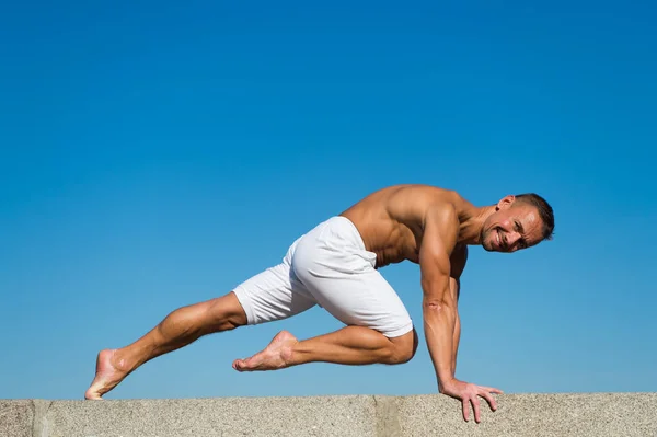 Spor sadece eğlence değil. Adam sağlıklı. Kaslı adam spor. Spor başarı elde etmek. Kas gücü ve gücü. Spor ve sağlık. Eğitim her şey — Stok fotoğraf