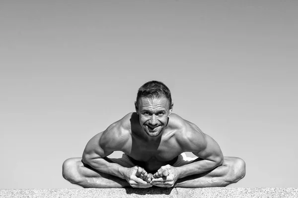 El yoga me da la capacidad de calmarme. Feliz y musculoso. Hombre feliz en posición de yoga. El hombre musculoso hace deporte. Éxito en deporte. Día internacional del yoga. El éxito es la paz mental, en blanco y negro —  Fotos de Stock