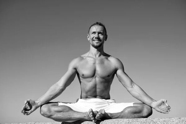Moje szkolenia jest moja medytacja i mój jogi. Mężczyzna sport. Instruktor jogi mięśni. Muskularny mężczyzna. Opieki zdrowotnej. Sukces w sporcie. Miarą sukcesu jest zdrowie i spokój umysłu, czarno-białe — Zdjęcie stockowe
