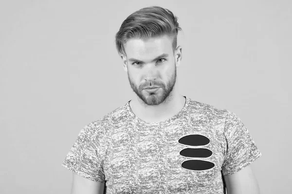 Adam sökük detayları ile şık gömlekli tıraşsız adam sakallı. Moda gömlek, gri arka plan..... .adam kıl ciddi bir yüz ile kullanıyor. Moda kavramı. Modeli şık moda giysiler giyer