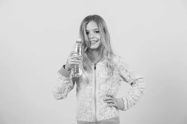 Küçük kız plastik su şişesi gösteriyor. — Stok fotoğraf