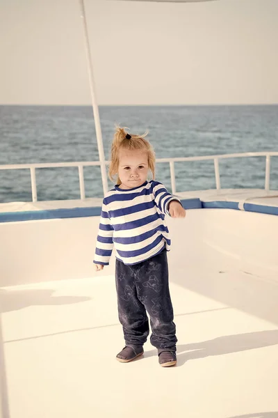 Piccolo bambino marinaio, capitano di yacht in camicia marina — Foto Stock