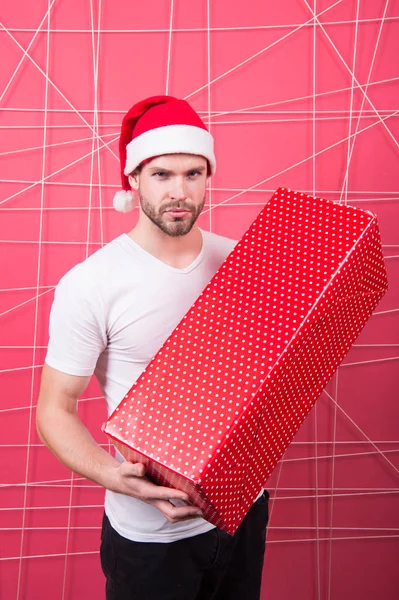 Jul semester firande. Mannen stilig orakad santa hat hålla presentbox. Jul gåva koncept. Santa ta gåva för dig. Man attraktiv jultomten bära stor låda. Redo att packa upp din gåva — Stockfoto