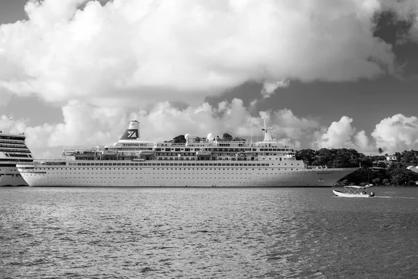 Castries, st.lucia - November 26, 2015: fartyg och motorbåt i blå havet på tropical beach. Liner i hamnen på molnig himmel. Lyxiga resor på båt, vattentransport. Semester på island — Stockfoto
