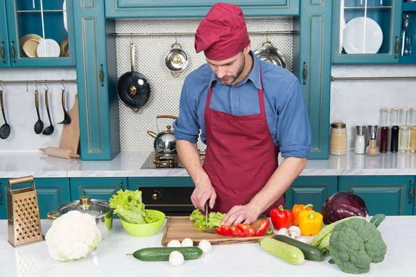 Şef pişirme Vejeteryan tarifi. Adam şef aşınma önlük mutfak yemek. Taze sebze ile adam cook vejetaryen tarifi. Taze sebze al. Sebze ana madde. Taze sebze tarifi