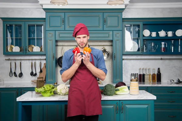 Taze sebze al. Şef pişirme Vejeteryan tarifi. Adam şef aşınma önlük mutfak yemek. Taze sebze ile adam cook vejetaryen tarifi. Sebze ana madde. Taze sebze tarifi