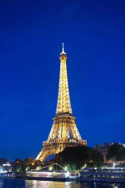 Paris, Frankrijk - 23 September 2017: Parijs Eiffeltoren. Gustave Eiffel structuur. Toeristisch belang van Frankrijk. Toeristische trekpleister en mijlpaal. Neem Parijs meest spectaculaire rit naar de top — Stockfoto