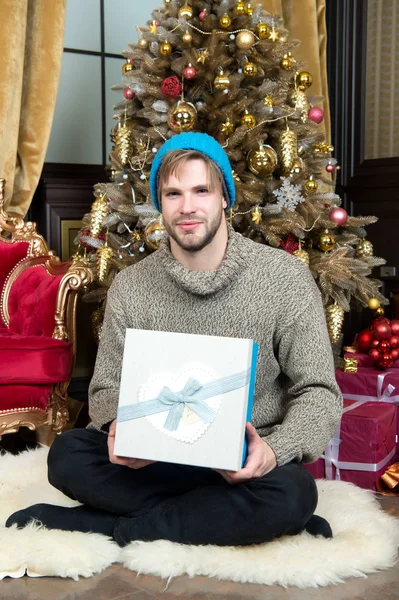 Maço gülümseme şapkalı, kazak ile mevcut sarılmış