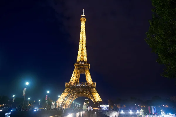 Paris, Fransa - 23 Eylül 2017: paris Eyfel Kulesi gece aydınlatma ile. Eyfel Kulesi aydınlatma renkli. Fransa'nın simgesi. Eyfel Kulesi köpüklü anları — Stok fotoğraf