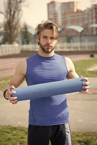 kaslı adam Yoga ya da fitness mat egzersiz için holding