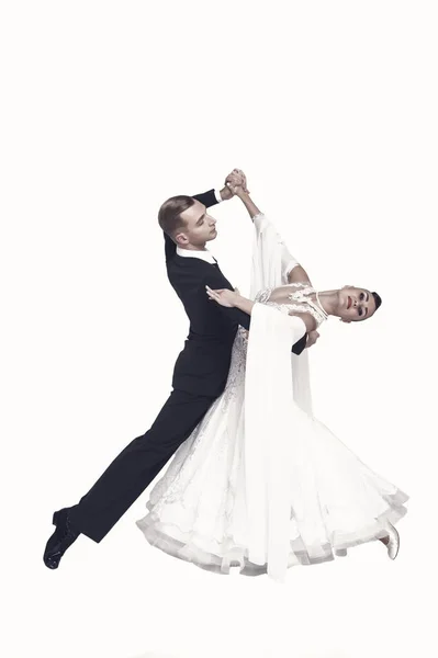 Ballrom casal de dança em uma pose de dança isolado em bachground branco — Fotografia de Stock