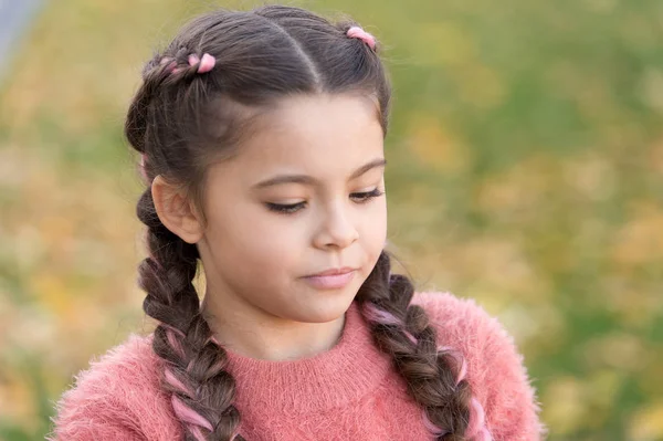 Höstlöv och natur. Små barn med höstlöv. Lycklig barndom. Skoltid. Lycklig liten flicka i höst skog. Så vacker. Känna sig fri och avslappnad. Njuter av höstdag — Stockfoto