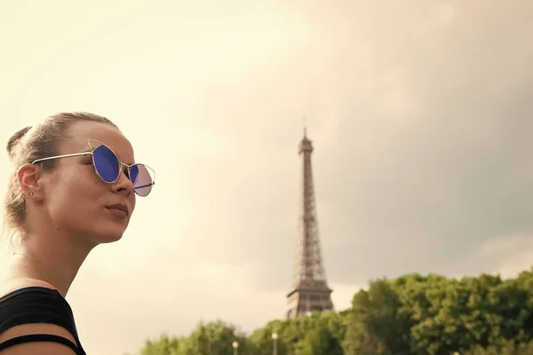 Menina olhando para a torre eiffel em Paris, França — Fotografia de Stock