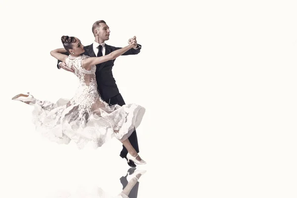 Ballrom casal de dança em uma pose de dança isolado em bachground branco — Fotografia de Stock