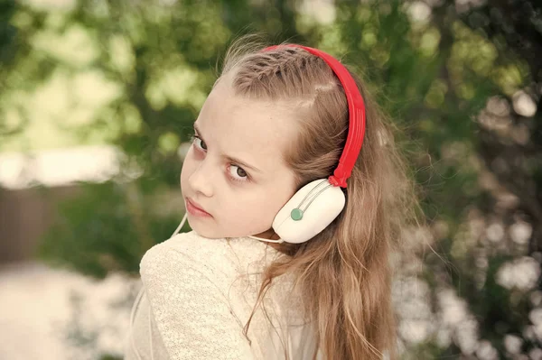 Nettes kleines Mädchen genießt Musik mit Kopfhörern — Stockfoto