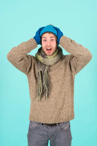 帽子とスカーフとしてニットアクセサリー。冬のファッションニットの服。男は帽子の手袋とスカーフ冬のファッションを編んだ。男はニットアクセサリーターコイズの背景を身に着けている。冬のアクセサリーコンセプト — ストック写真