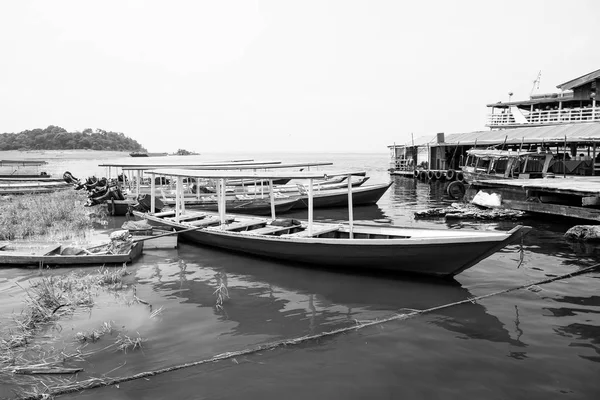 摩托艇或船只停泊在位于巴西马瑙斯的海滨。水运和船舶。暑假和海上旅行。流浪冒险和发现 — 图库照片