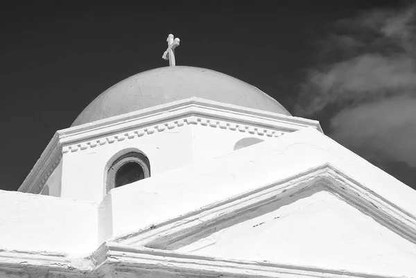 Church building detail Mykonos, Greece. Chapel with cross on blue dome with nice architecture. Agios Nikolaos church on sunny sky. Summer vacation on mediterranean island. Wanderlust and travelling — Stock Photo, Image