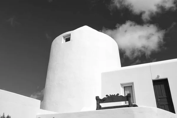 House in Mykonos, Greece. Whitewashed building on sunny blue sky. Typical house architecture and design. Summer vacation on mediterranean island. Wanderlust and travel concept — Stock Photo, Image