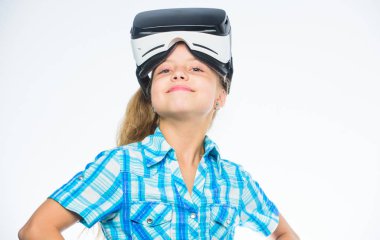Küçük oyun kavramı. Sanal gerçeklik her yaş için eğlencelidir. Vr gözlüklü çocuk kız. Çocuk modern cihaz ile sanal oyun oynamak. Sanal fırsat keşfedin. En yeni çocuk sanal gerçeklik oyunları
