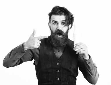 Sakallı adam elinde şaşkın suratlı kefir şişesi tutuyor.