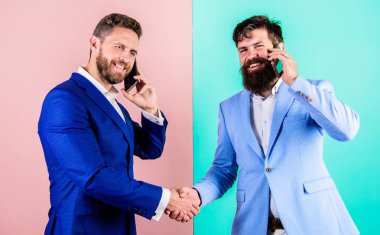 Konuşma ile meşgul düzenlemeler onaylayın. İşadamları modern gadget smartphone ile online erişim kullanın. İş adamları Internet modern teknolojileri iletişim için kullanır. İş ortağı arama