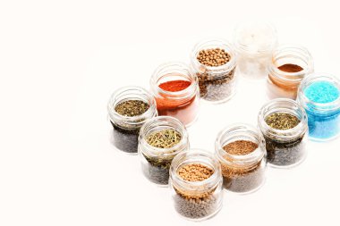 Yapma kare baharat ayarlayın. Cam kaplar baharatlar ile