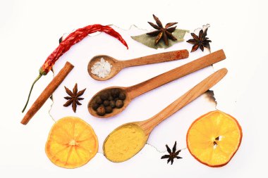 Beyaz arka planda bir dizi kuru baharat. Yiyecek sanatı kavramı.