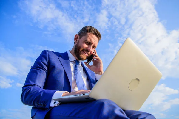 Responsabilità del responsabile vendite. Guida definitiva per diventare leader di vendita. Uomo tuta formale di lavoro con il computer portatile mentre parlano al telefono. Uomo d'affari che naviga su internet mentre parla con il cliente. Rimani in contatto — Foto Stock