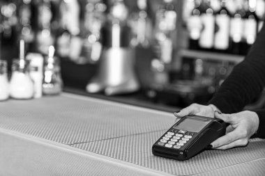 Elektronik finans ve alışveriş. Kasiyerin elini tutan inanç oyun kağıdı okuyucu