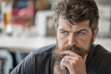 Adam acımasız hipster düşünceli yüz defocused arka plan sakallı. Maço bakışla sakal ve bıyık emin acımasız. Sakal erkeklik temsil eder. Düşünmek ve gerçekleştirmek. Sakal erkeklik özniteliği