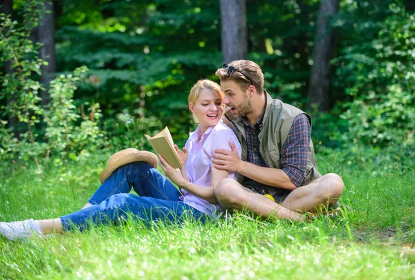 Para zakochanych spędzić aktywny wypoczynek, czytanie książki. Para bratnie dusze na romantyczną randkę. Miłego weekendu. Romantyczna para studentów pokoje rekreacyjne, z tle natura poezji. Romantyczną randkę na zielony łąka — Zdjęcie stockowe