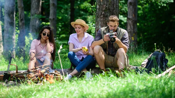 Escursionisti aziendali che si rilassano sullo sfondo della foresta picnic. Trascorrere un grande tempo nel fine settimana. Fermatevi per uno spuntino durante le escursioni. Amici della società rilassante e avendo snack pic-nic natura sfondo. Campeggio ed escursioni — Foto Stock