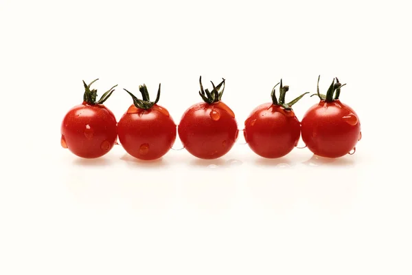 Tomates de jugoso color rojo aislados sobre fondo blanco . — Foto de Stock