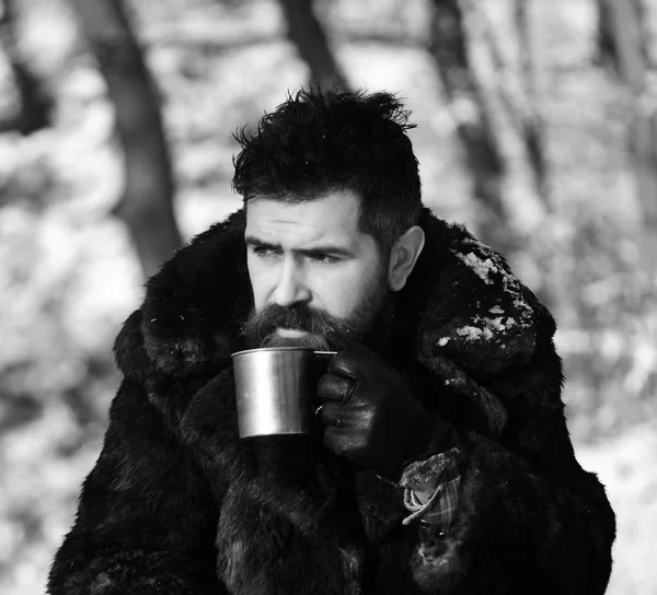 El hombre con abrigo de piel sostiene una copa de metal. Calentar el concepto de bebidas . — Foto de Stock