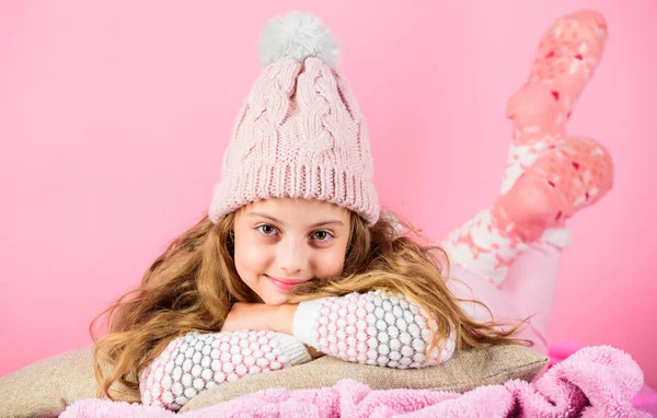 Vinter tillbehör koncept. Flicka långt hår dröm rosa bakgrund. Kid drömmande ansikte bär stickad tillbehör. Vinter modeaccessoar. Kid flicka bära söt stickad fashionabla mössa och halsduk tillbehör — Stockfoto