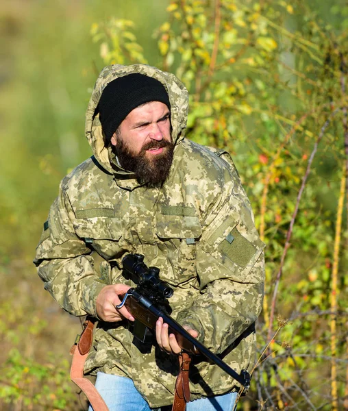 Conceito de hobby de caça. A experiência e a prática proporcionam a caça ao sucesso. Temporada de caça. Animais de colheita normalmente restritos. Um tipo a caçar ambiente natural. Caçador barbudo rifle natureza fundo — Fotografia de Stock