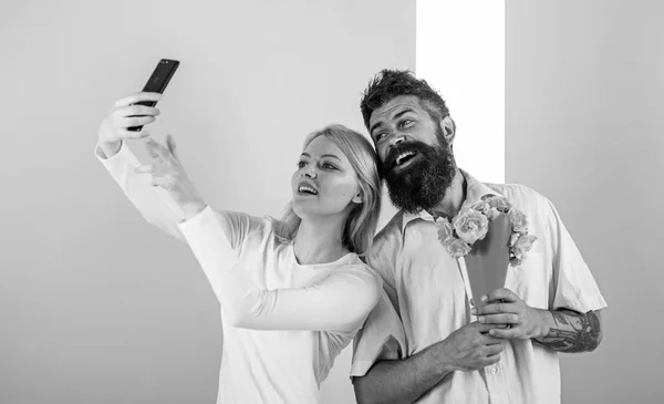 Couple En Amour Bouquet Sortir Ensemble Celebrer Les Relations Anniversaire Partager Un Selfie Heureux Saisir Le Moment De Memoriser Femme Capturant Petit Ami Moment Heureux Apporter Des Fleurs De Bouquet Prendre Des Couple En Amour Bouquet Sortir Ensemble Celebrer Les Relations Anniversaire Partager Un Selfie Heureux Saisir Le Moment De Memoriser Femme Capturant Petit Ami Moment Heureux Apporter Des Fleurs De Bouquet Prendre Des