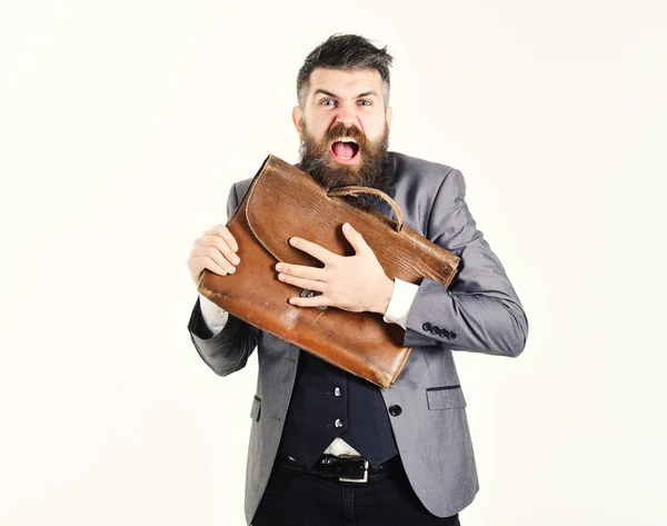 Кричащий бизнесмен с бородой. Изолированный на белой спине — стоковое фото