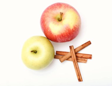 Elma ve rustik entourage bileşimi. Elma ve beyaz arka plan üzerinde üstten görünüm izole baharat. Eko Stil ve sonbahar kavramı. Tarçın mükemmel mi yapma yakınındaki meyve kümesi