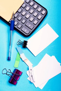 İş fikri konsepti. Kalem yakınındaki farklı renklerin yer imleri