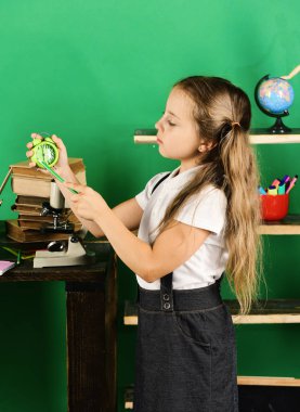 Çocuk ve okul malzemeleri yeşil duvar arka planında