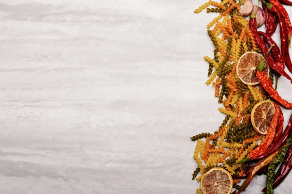 lezzetli renkli İtalyan makarna ve malzemelerin dokulu arka plan üzerine