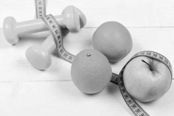 体育概念，哑铃重量与测量磁带、 橙和苹果 — 图库照片
